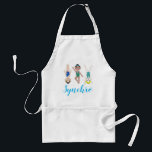 Synkroniserade Swimmer Girls Synchro Swimming-port Förkläde<br><div class="desc">Illustration har tre flickor i synkroniserade baddräkter. Perfekt för din favoritsynkronsimmare! Den här synkrondesignen finns också på andra produkter. Det finns också många andra sportetiska och konstnärliga illustrationer. Ser du inte vad du är tittar för? Behöver du hjälp med anpassning? Kontakta Rebecca för att ha något designat bara för dig!...</div>