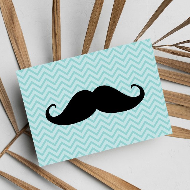 Synlig svart mustache och blå Chevron Mönster Vykort (Funny Black Mustache And Blue Chevron Pattern )