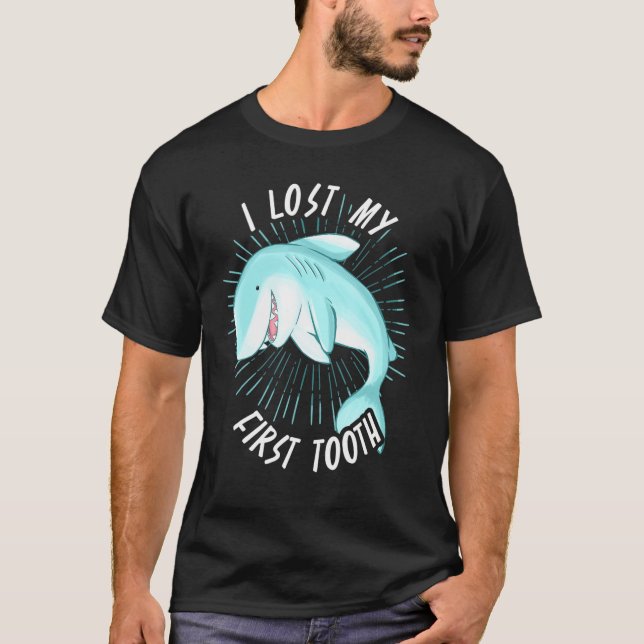 Syntax från Shark First Toth Borttappad Marine Bio T Shirt (Framsida)