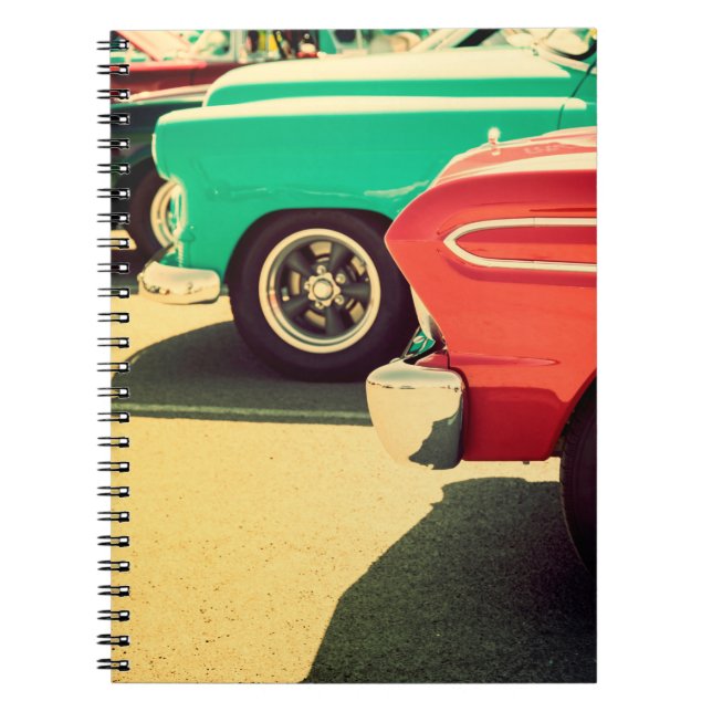 Synthesizer av tangentbord med vit musik anteckningsbok (Framsidan)