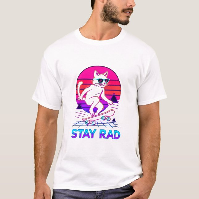 Synthwave Skateboarding Cat – Retro Neon “Stay Rad T Shirt (Framsida)