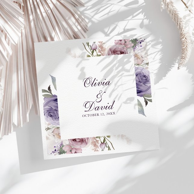 Syren Blommig Personlig Bröllopshandduk Pappersservett (Boho Mauve and Lilac Floral Wedding Paper Dinner Napkins on a sunny table with white dry botanicals)