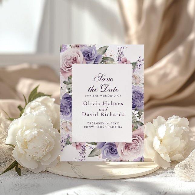 Syrlilja Blommig Spara Datum Bröllopskort Datumet (Boho Chic Mauve and Lilac Roses Save the Date Card on a boho table with white peonies)
