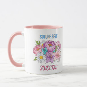 “Sys själv, sötis” Rolig sjuksköterska – Blommig m Mugg