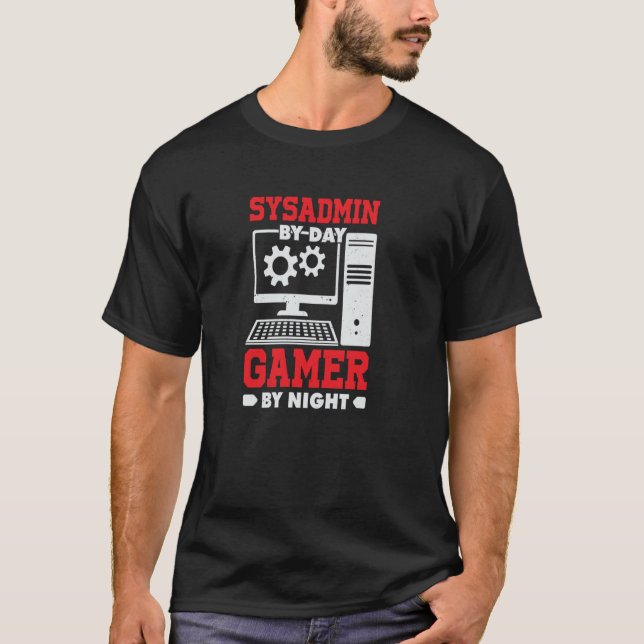Sysadmin by Day Gamer by night T Shirt (Framsida)