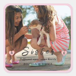 Syskon Foto Collage – Olika Åldrar, Samma Hjärta Fyrkantigt Klistermärke