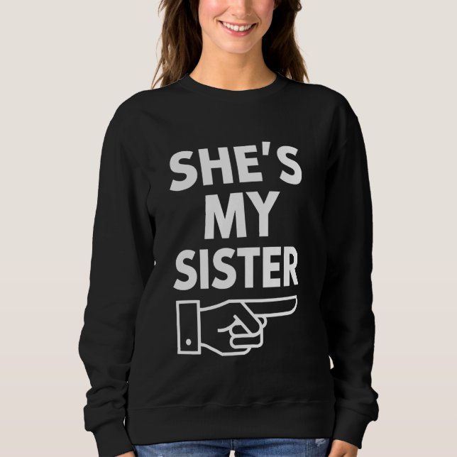 Syskonpresent Hon är min syster Rolig familjematch T Shirt (Framsida)