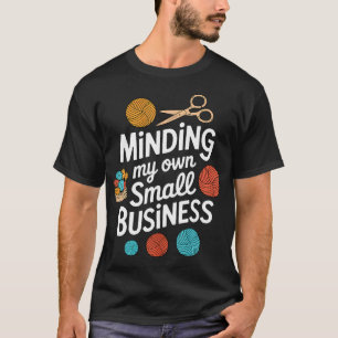Sysslar med min egen lilla verksamhet Sy Snurra Vi T Shirt