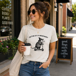 Sysslar Upp Med Bus Opossum På Scooter T Shirt