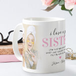 Syster 2 Foto Gåva | Rosa Systrar Citat Kaffemugg<br><div class="desc">Tittar för den unika gåvan till din syster eller systrar,  då är detta söta syskon kaffe mugg perfekt. Med två familjefotografier av varandra,  ord "i kärlek är min syster,  hon är bara fantastisk och jag kunde inte föreställa mig mitt liv utan henne",  ett rosa hjärta och namn.</div>