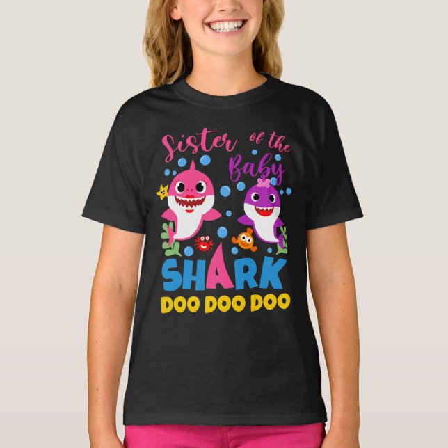 Syster på Baby-hajens födelsedag T Shirt (Framsida)