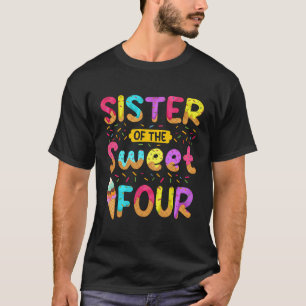 Syster på det söta fyra 4e födelsedagen-flickans i t shirt