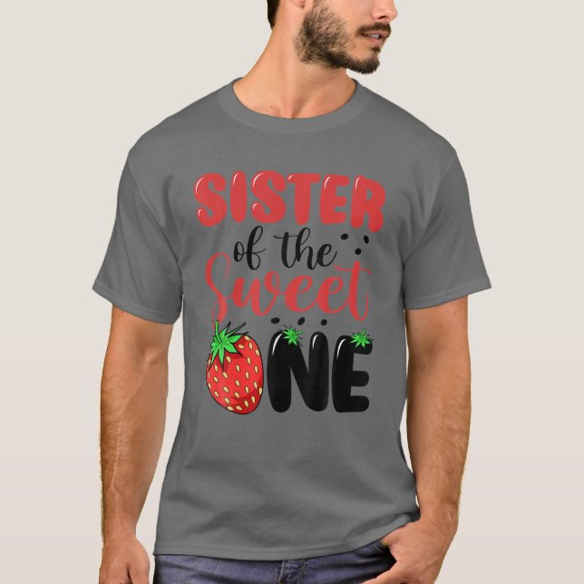 Syster på det svenska jordgubbsbäret 1:a födelsen t shirt (Framsida)