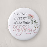 Syster på en liten Wildblomma Flicka Shower Knapp<br><div class="desc">Vi firar din lilla annons med vår "Rosa Wildblomme Flicka Shower Button Pin", en perfekt som tillägg till en babydusch med sin charmerande vildblomma och rosa tema. Den här snyggt designade knappnålen har ord 'Wildblomma' i elegant, klassisk kalligrafi, som är försedd med en delikat vattenfärgsblomma från rosa överst, och lägger...</div>