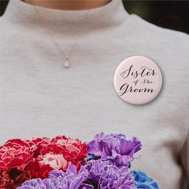 Syster på Groom Snyggt Bröllop Brudens sida Knapp (SISTER OF THE GROOM Classic Script Stylish Wedding Bridal Party Pinback Button @ fatfatin_blue_knot)