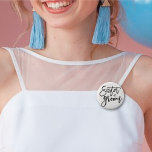 Syster på Groompenseln Bröllop Brudens sida Knapp<br><div class="desc">Svart pensel Brudens sida/Bachelorette Party/Bachelor Party/Bröllopsfest/Bröllop Rehearsal Namn bricka/Pin Button med Snyggten Groom. Den här designen har ett modernt och fetstilt kalligrafiskript för borstad grafi på en klassisk vaniljvit bakgrund. Du kan enkelt lägga till mer text/info/information och/eller foton till den här produkten. Basbakgrunden kan ändras till valfri färg. Designade/ursprungliga teckningar...</div>