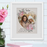 Syster Photo Guld Hjärtformade Rosa Blommigt Ram Poster<br><div class="desc">Anpassningsbar Photo poster som du kan anpassa för vem som helst och lägga till ett favorittalesätt eller ord från hjärtat. Ditt foto är inställt på ett geometriskt hjärtformade guld ram. Äppelstenen ram har en vattenfärgad bukett av rosa blommor. Det är skrivet med texten "Sister ... som alltid bryr sig och...</div>