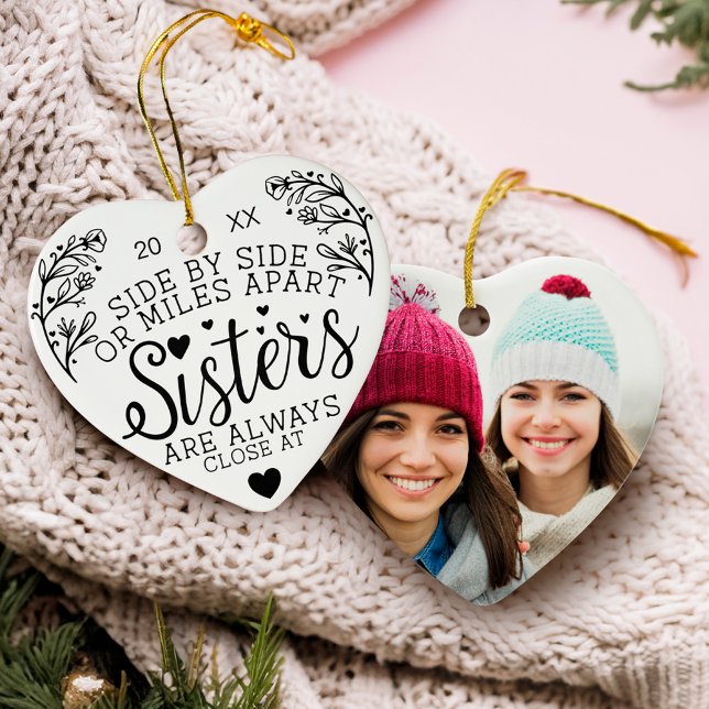 Syster som är anslutna vid hjärtfotokeepsaké (vita julgransprydnad keramik (Sisters Connected At Heart Photo Keepsake White Ceramic Ornament)