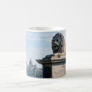 Szechenyi chain Bridge och Budapests parlament Kaffemugg