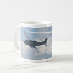 T-28C Trojanska flygplan under flygning Kaffemugg
