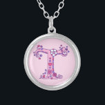 T dekorativt brev-halsband i monogram silverpläterat halsband<br><div class="desc">Söt brev T monogram pendant. Det vimska brev-teckning i det ursprungliga brev T-huvudmålet för presentflickor med namn som börjar med T. Background färg kan ändras om det behövs,  för närvarande ljust rosa. © Original teckning och design av Sarah Trett www.sarahtrett.com för www.mylittleeden.com</div>