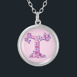 T dekorativt brev-halsband i monogram silverpläterat halsband<br><div class="desc">Söt brev T monogram pendant. Det vimska brev-teckning i det ursprungliga brev T-huvudmålet för presentflickor med namn som börjar med T. Background färg kan ändras om det behövs,  för närvarande ljust rosa. © Original teckning och design av Sarah Trett www.sarahtrett.com för www.mylittleeden.com</div>