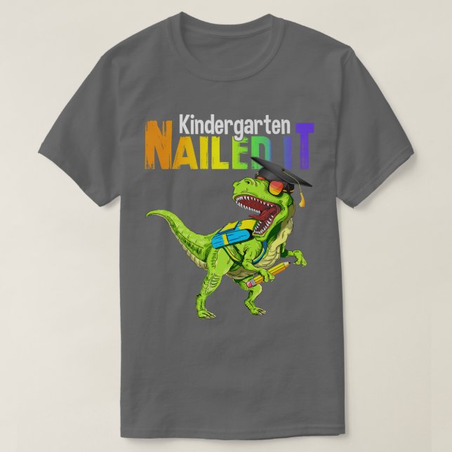 T Rex Dino Kindergarten Nails IT Studenten klass Shirt (Design framsida)