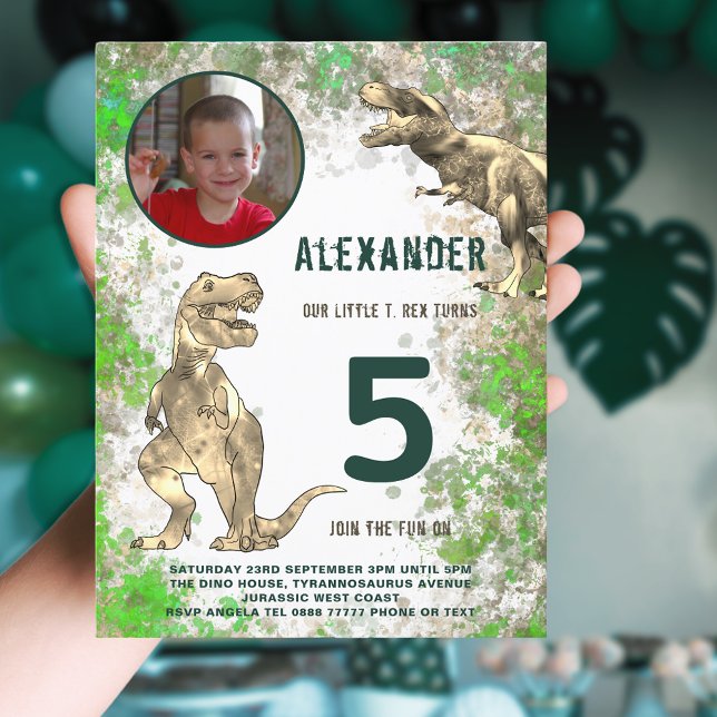 T-Rex Dinosaur 5:e Födelsedagsfesten Photo Inbjudan Vykort (Dinosaur T-Rex jungle 5th birthday party invitation with photo template brown and green watercolor)