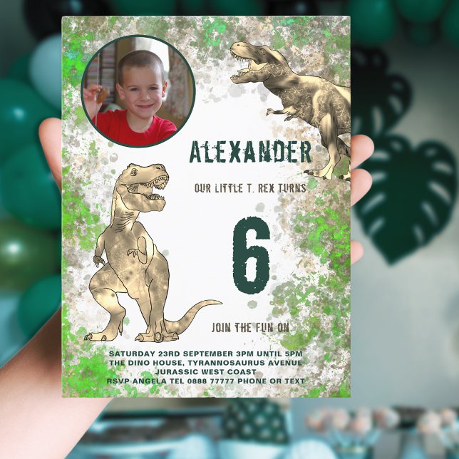 T-Rex Dinosaur 6e Födelsedagsfest Photo Budget Inbjudan Vykort (T-Rex dinosaur 6th birthday party budget invitation postcard with photo template watercolor splash )