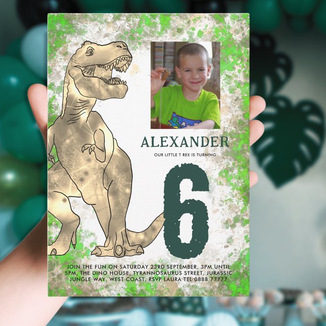 T-Rex Dinosaur 6e Födelsedagsfest Photo Inbjudningar (Dinosaur 6th birthday party invitation with photo template T-Rex dino and Jurassic watercolor splash)
