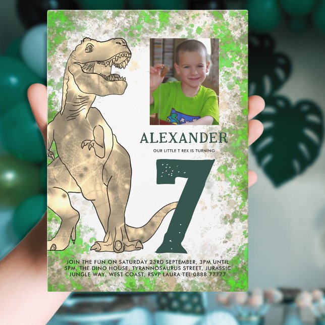 T-Rex Dinosaur 7:e Födelsedagsfest Budget Inbjudan Vykort (Dinosaur 7th birthday party budget invitation postcard with photo template and T-Rex watercolor )