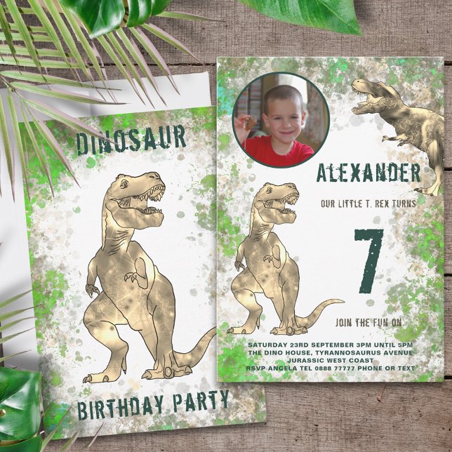 T-Rex Dinosaur Djungel Födelsedagsfest Foto Inbjudningar (T-Rex dinosaur 7th birthday party invitation with custom photo template green and brown watercolor )