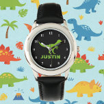 T rex dinosaur klocka personlig med barn namn<br><div class="desc">Grönt trex dinosaur tittar på personlig med barn namn eller brev i monogram. Utformning av klockklocka för rex-förhistorisk tid för födelsedagsfest för små pojkar. Gör en till son,  barnson,  nyfödd bebis,  barnbarn osv. Vild Förhistorisk illustration av tecknad av t-rex-djur för barn. Tyrannosaurus rex.</div>