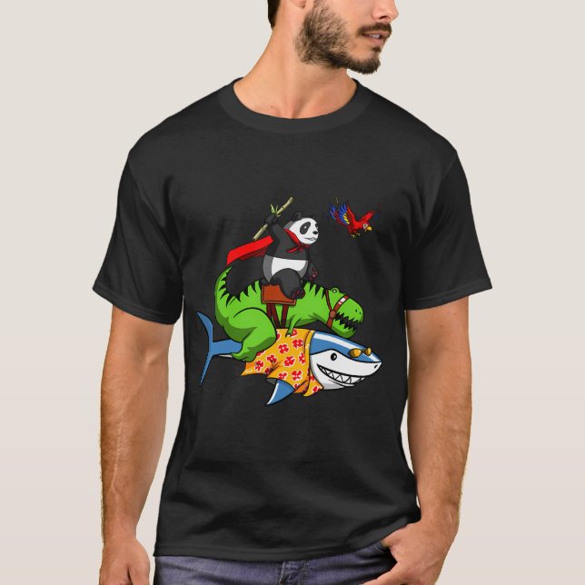 T-Rex Dinosaur Och Panda Ridande Haj T Shirt (Framsida)