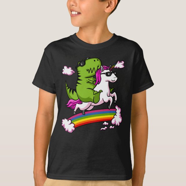 T-Rex Dinosaur Riding Magic Unicorn Rainbow T Shirt (Framsida)