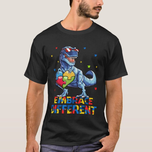 T Rex Embrace Differences Autism Awareness Mamma P Shirt (Framsida)