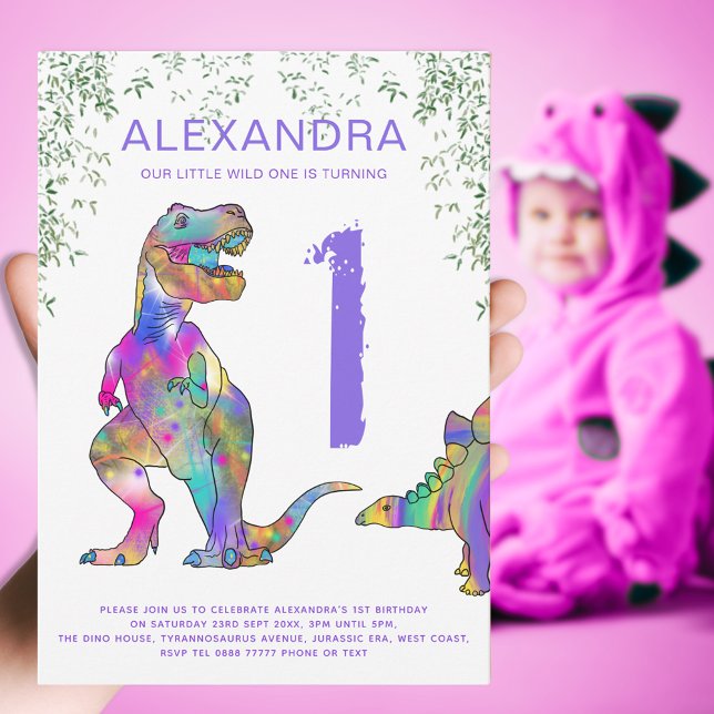 T. rex-flickor 1:a födelsedag Party lila Inbjudningar (Wild one dinosaur girls 1st birthday. Colorful T-rex and Stegosaurus pink purple green dino fun)