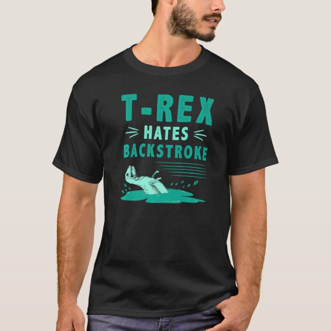 T Rex Hates Backstroke Funny Dinosaur Swimming Shirt (Framsida)