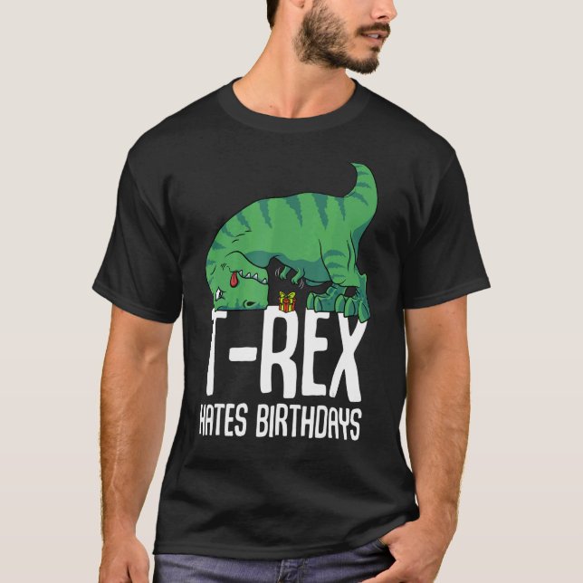 T Rex Hates Birthdays Kort Arm Dino TRex Shirt (Framsida)