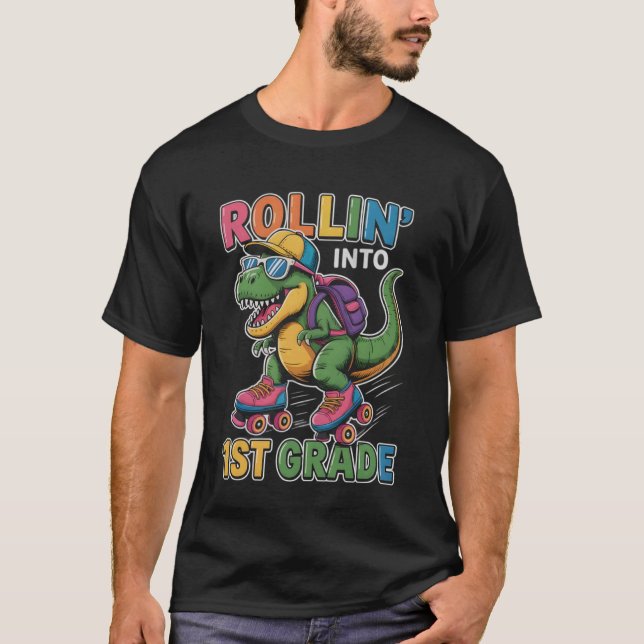 T Rex Rollin into 1st Grade Back to School First D Shirt (Framsida)
