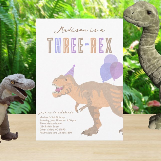 T-Rex Tan Three Rex Dino Tredje födelsedagen Inbjudningar (Add your child's name to these cute dinosaur birthday invitations for your little three rex)