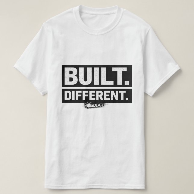 T-Shirt - BUILT DIFFERENT (Design framsida)