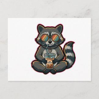 T-Shirt Cool Raccoon Dricker Oatmjölk Iced Coffee Vykort