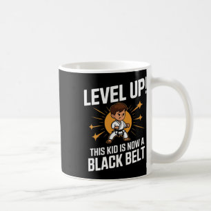 T-shirt design för barn karateuniform svart bälte  kaffemugg