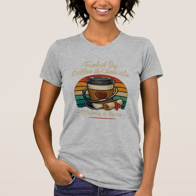 T-shirt för sjuksköterskeexamen - Drivs av kaffe o (Framsida)