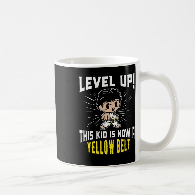 T-shirt-gåva för barn karateuniform gul bälteutmär kaffemugg (Höger)