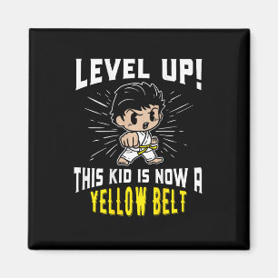 T-shirt-gåva för barn karateuniform gul bälteutmär magnet