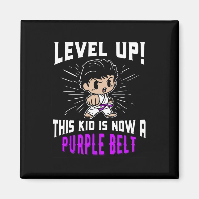 T-shirt-gåva för barn karateuniform lila bälte utm magnet (Framsidan)