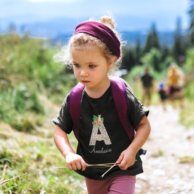 T-shirt med bokstaven A Leopard (This adorable leopard monogrammed t-shit would make a great gift for any child! )