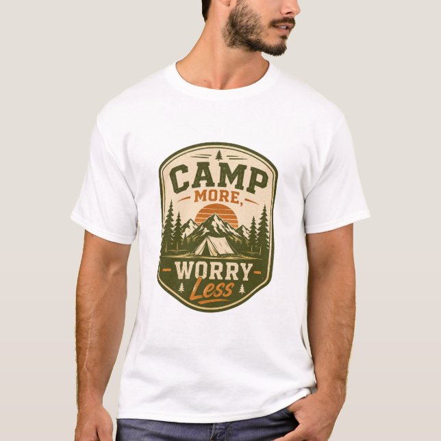 T-shirt med campingmärke: 'Camp More, Worry Less' (Framsida)